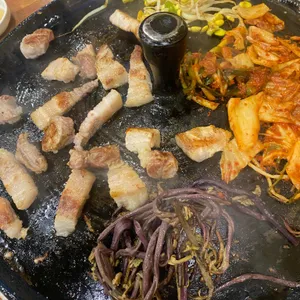 솥뚜껑김치삼겹살 사진