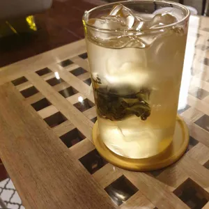 화이트셔츠 커피 사진