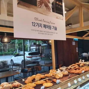 엔제리너스 x 윤쉐프 정직한 제빵소 대표 사진
