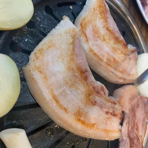 꿀꿀이통돼지 왕소금구이 사진