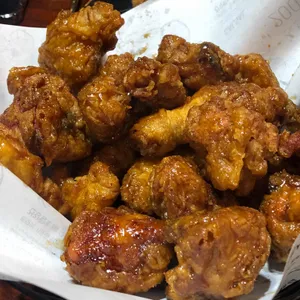 교촌치킨 사진