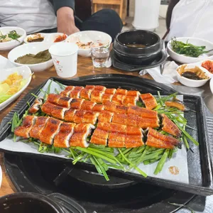 천지연민물장어 사진
