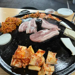 싹쓰리솥뚜껑김치삼겹살 사진