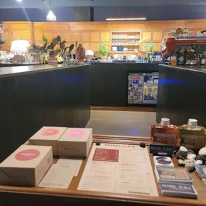 페트롤 플레이스 리뷰 사진
