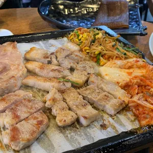 건방진돼지 사진