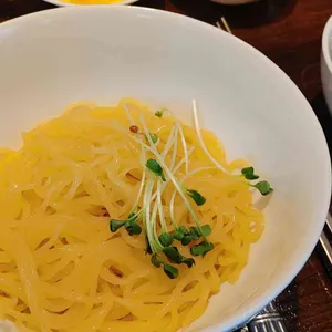 취홍 사진