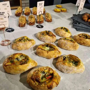 할로우 리뷰 사진