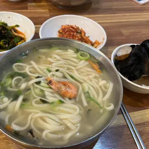 얼큰수제비해물칼국수 사진