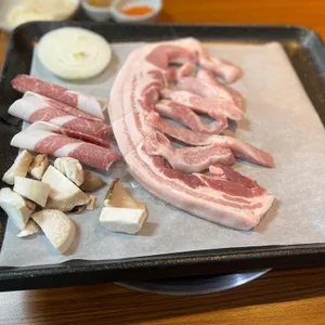 보물촌꺼먹돼지 사진