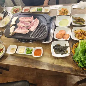 웃으면돼지 사진