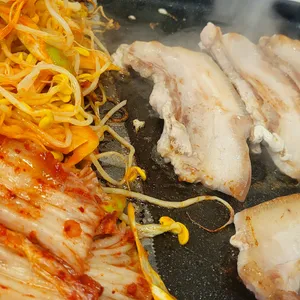 순두부와 삼겹살 사진