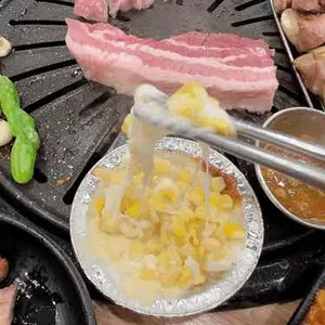 정점에 올라돼지 사진