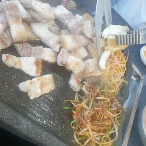 돌목흑돼지 사진