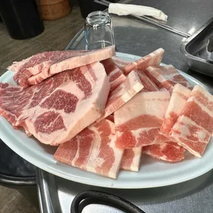 돼지집 사진