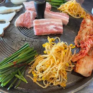 솥뚜껑삼겹살 사진