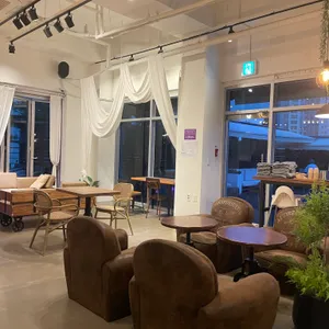 퍼플패치 카페 & 브런치 펍 리뷰 사진