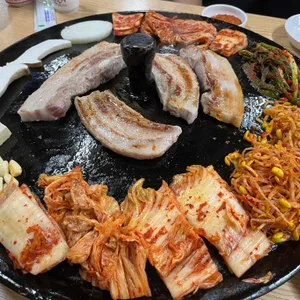 싹쓰리솥뚜껑김치삼겹살 사진