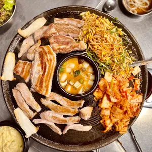 솥뚜껑 돼지야 사진