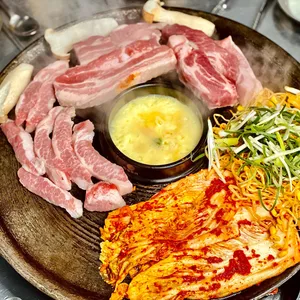 솥뚜껑 돼지야 사진