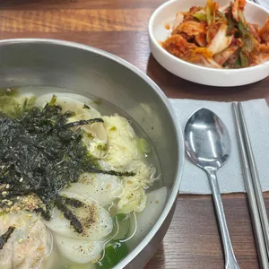 한식입니다 분식을 곁들인 사진