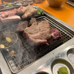흑벽돌집 사진