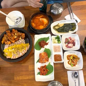 돈통마늘보쌈 대표 사진