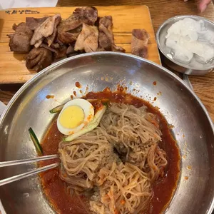 육쌈냉면 사진