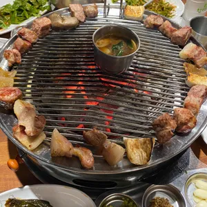 돌담위에흑돼지 사진