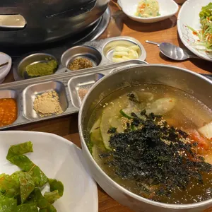돌담위에흑돼지 사진