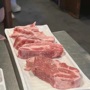 두툼한고깃집 사진
