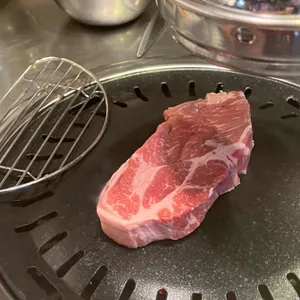 두툼한고깃집 사진