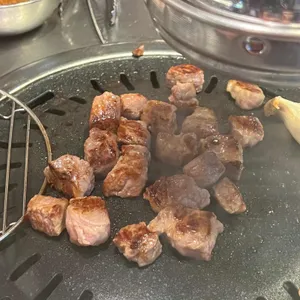두툼한고깃집 사진