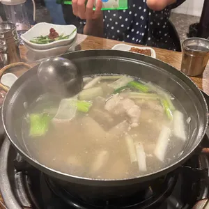 뒷뜰안에닭한마리 사진
