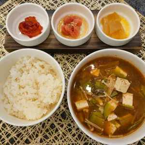 초연 사진