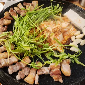 무쇠솥뚜껑삼겹살 사진