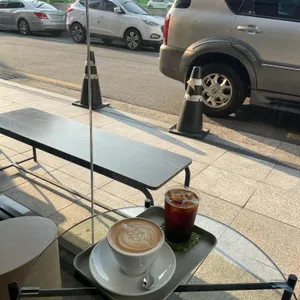 커피 몽타주 사진
