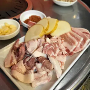 꿀꿀이생뒷고기 사진