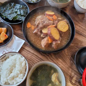 잔잔한 식탁 사진