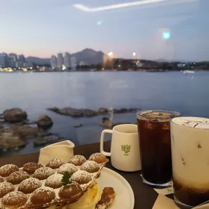 카페 숲 사진