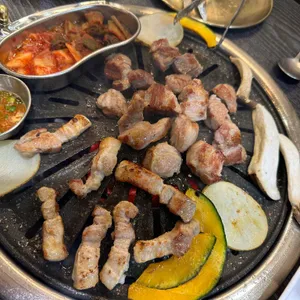 금빛돼지 사진