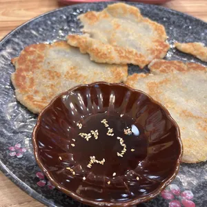 육칼밥 산아래 사진