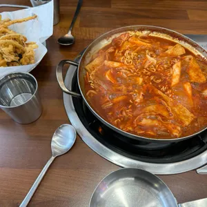 떡볶이에 밥볶아 사진