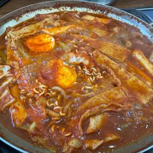 떡볶이에 밥볶아 사진