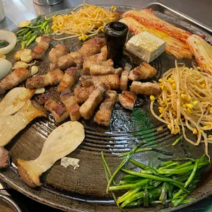 솥뚜껑삼겹살 사진