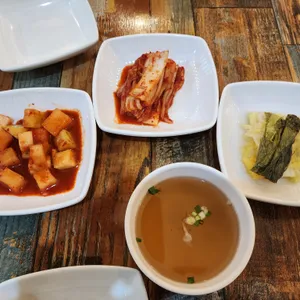 장비빔국수와 굴국밥 보쌈 사진