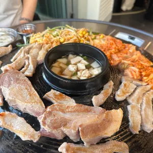 솥뚜껑 돼지야 사진