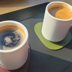 카페 서 사진
