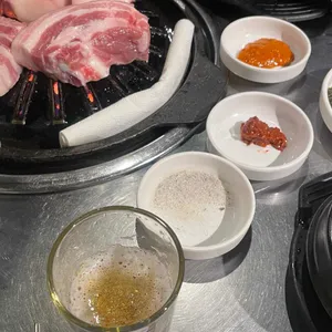 돼지야 사진