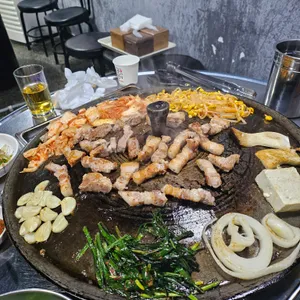 꿀돼지솥뚜껑삼겹살 사진