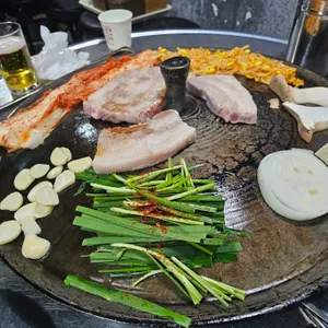 꿀돼지솥뚜껑삼겹살 사진